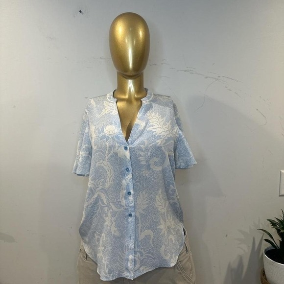 Diane Von Furstenberg Tops - Diane von Furstenberg silk sky blue flowy floral blouse with button up  8 M/L‎